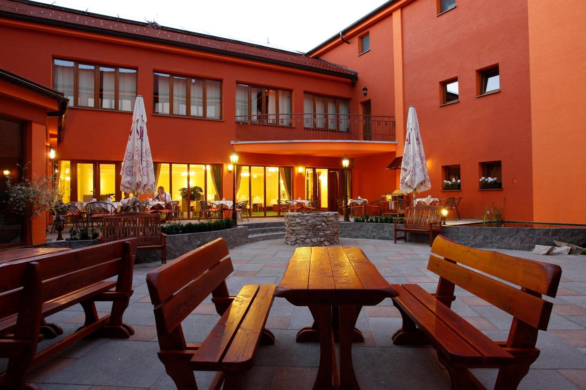 Hotel Majolika Modra Exterior foto